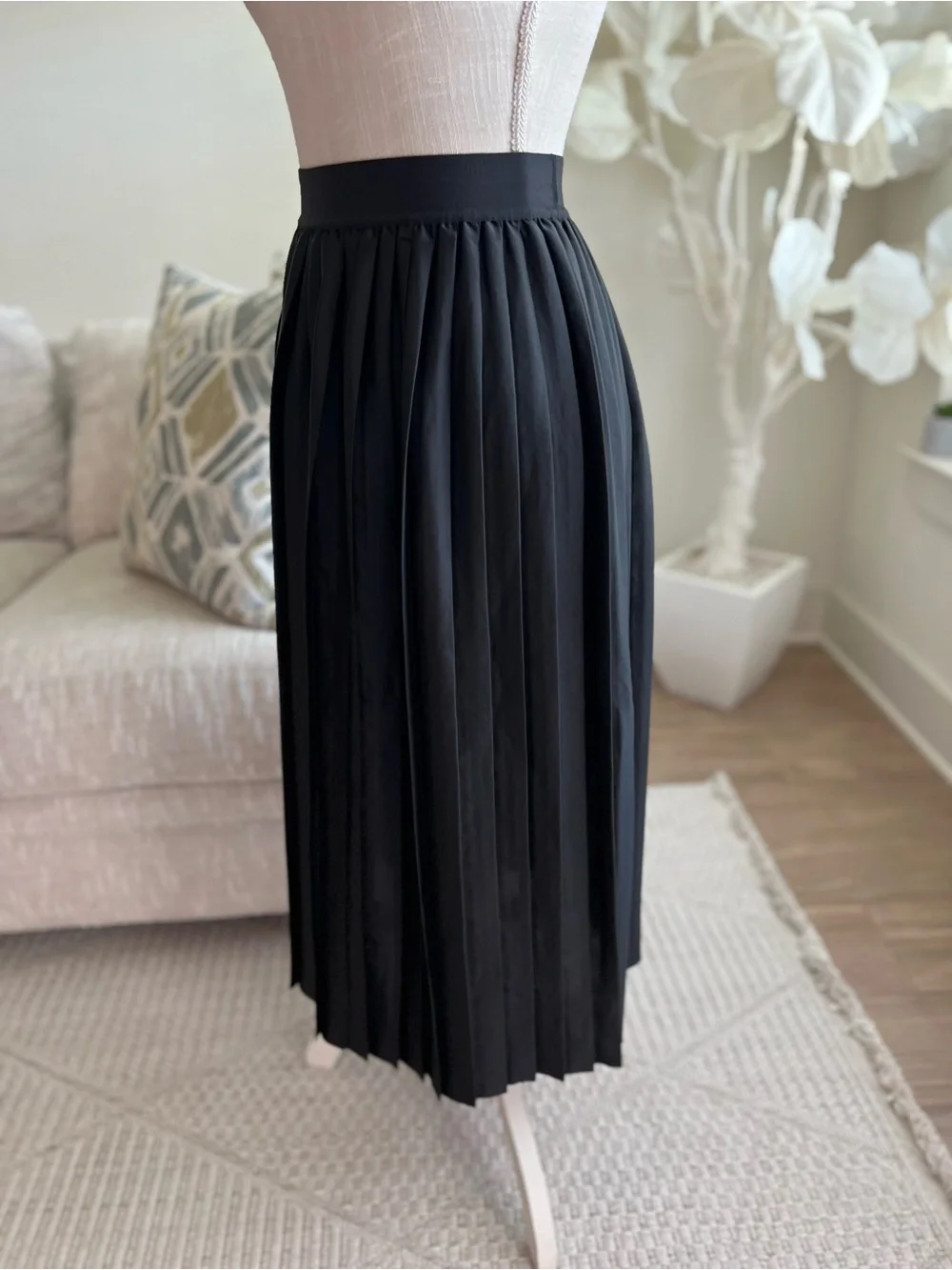 Lululemon Satin Pleated Black Woman’s Midi Skirt Size XS